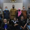 Wabup Kuningan berfoto bersam ausai mengikuti peringatan HPN ke-75 secara virtual.